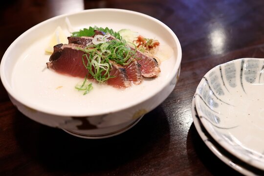 高知県産カツオの塩たたき一人前。薬味添えの和食。
