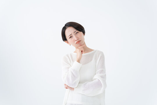 考える女性
