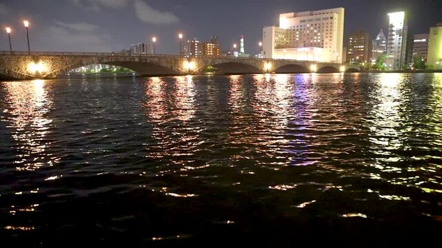 夏の夜の萬代橋と信濃川の流れ