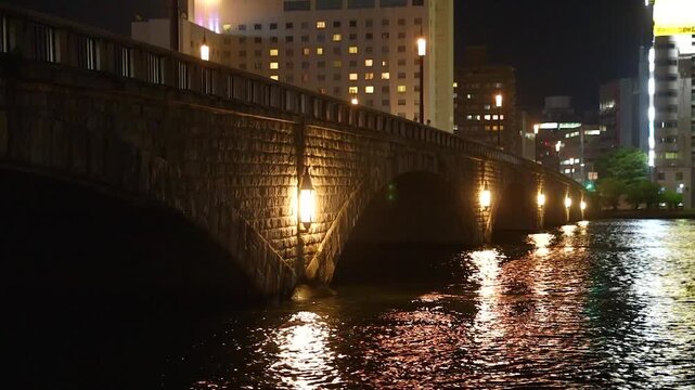夏の夜の萬代橋と信濃川の流れ