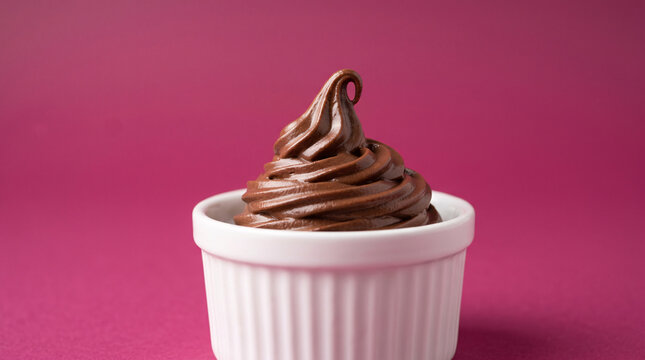 Mousse au chocolat dress&eacute;e dans un ramequin blanc sur fond rose