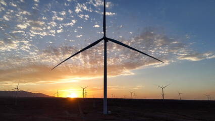 Obraz premium silhouette of wind turbine against sunset sky
