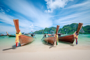 Naklejka premium Natural scenery of long-tail boats on the beach of Phi Phi Don, Krabi, Thailand