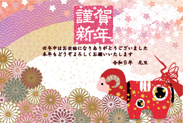 Obraz premium 日本の伝統的な花柄と赤い郷土玩具をあしらったお祝いのグリーティングカード