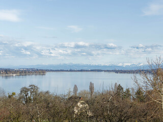 Bodensee – Untersee. Rheinmündung richtung Konstanz, die Halbinsel Mettnau, die Insel Reichenau. Am Horizont die schneebedeckten Vorarlberger Alpen, gesehen vom Naturschutzgebiet Hornspitze bei Höri © Marc