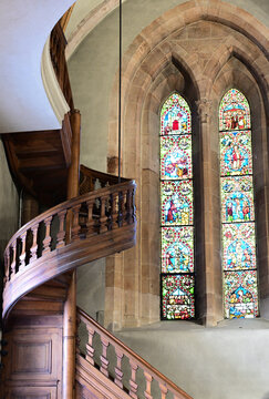 H&ouml;lzerne Spindeltreppe und Bleiglasfenster in der St.-Martins-Kirche in Colmar, Frankreich