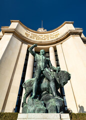 Obraz premium Paris, France - January 06, 2026: Bronze sculpture of Hercules and a bull by Albert Pommier in front of the Palais de Chaillot at Place du Trocadero.