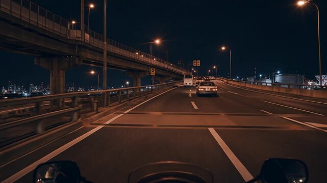 夜の高速道路を走る前方視点の走行映像