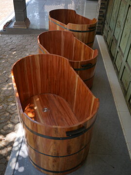 Large size unique bathtub craft made of wood with a rustic theme, this bathtub can be used to refresh.
