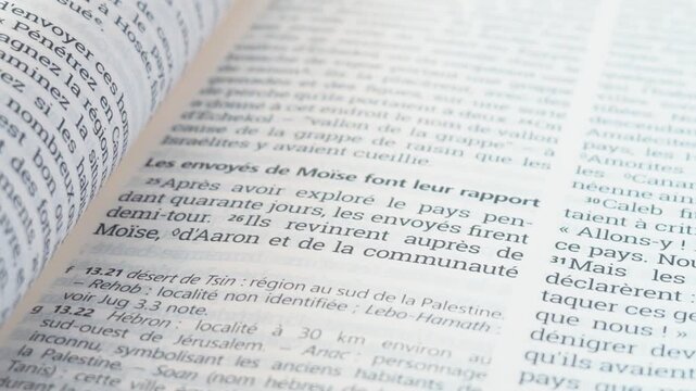 Open page of a French language Holy Bible showing close up view of scriptures with study notes