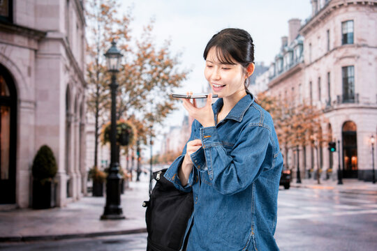 海外旅行をしながらAIで調べ物をする若い女性