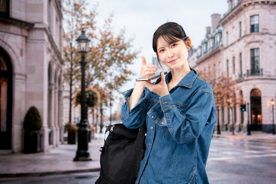 海外旅行をしながらAIで調べ物をする若い女性