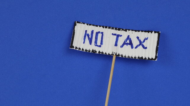 Cartello di protesta "NO TAX" con scritta bianca su sfondo blu. Scatto in studio del testo scritto a mano.