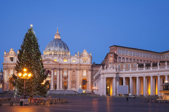 Italy, Vatican, Rome, Piazza San Pietro, St. Peter's Basilica and christmas tree in the morning