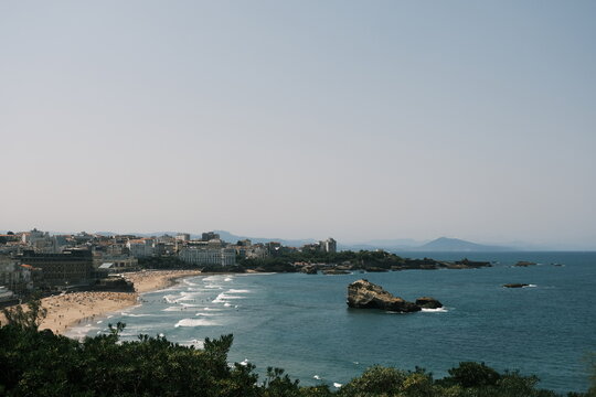 Verano en la playa de Miramar en Biarritz vista desde el faro de Biarritz