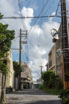 電柱や家々の影が道路にある天気の良い街の路地裏