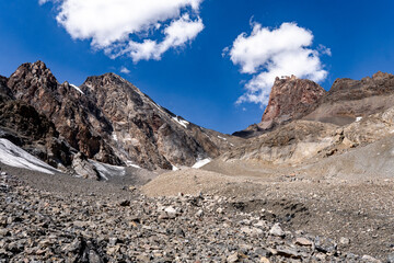 Naklejka premium Hikers on the Route toward Chimtarga Pass in the Fann Mountains, Tajikistan