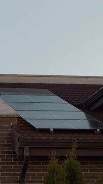Vertical Screen: Electrical panels located on the roof generate renewable energy during the day. The house uses this clean energy for various needs and reduces electricity costs.