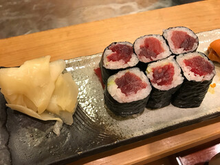 Tuna Maki Sushi Rolls with Pickled Ginger © 美咲 藤原