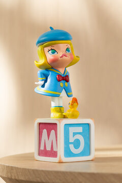 POP MART - MOLLY Anniversary Statues Classical Retro Series presents a colorful MOLLY figurine standing on a numbered display block.