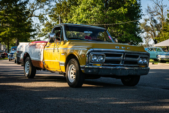 1971 GMC Sierra patina yellow white long-bed pickup