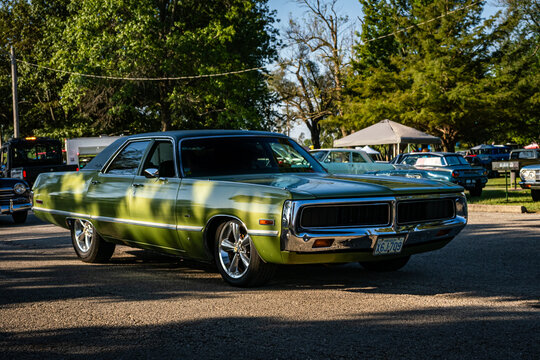 1972 Chrysler New Yorker green sedan vinyl roof