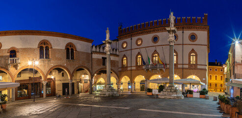 Obraz premium Ravenna - The square Piazza del Popolo at dusk.