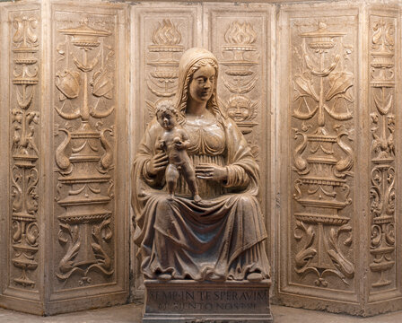 Bergamo - The renaissance statue of Madonna as part of mensa (altar) in the church Chiesa di Santo Spirito by Antonio Fantoni da Rosciano (1511)