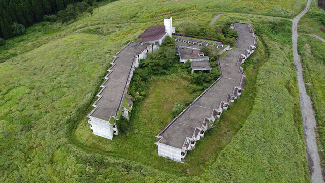 阿蘇の草原に残された未成のホテル跡