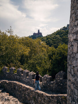 Woman explore Castelo dos Mouros with Pena Palace view