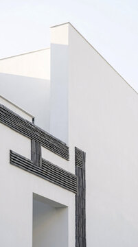 Modern Aesthetics with Tradition: Minimalist Architecture Featuring Korean Giwa Tiles and Copy Space (Vertical)