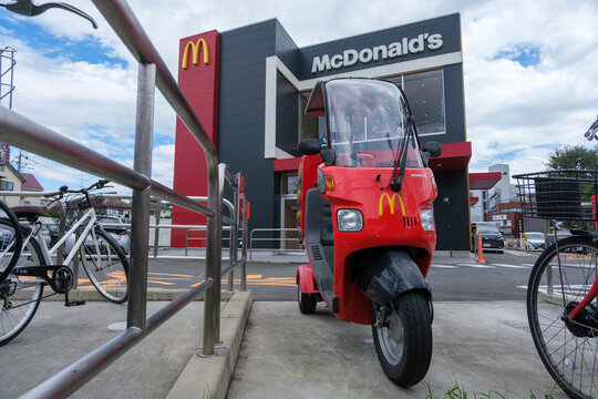 【マクドナルド】店舗と、【マックデリバリー】の配達用バイク　：　東京都三鷹市中原