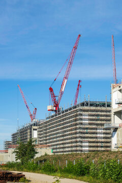 Neubau mit Bauger&uuml;st und Baukr&auml;nen