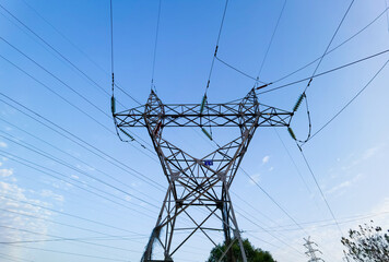 Obraz premium High-voltage power transmission pylon in the wild