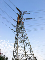 Obraz premium High-voltage power transmission pylon in the wild
