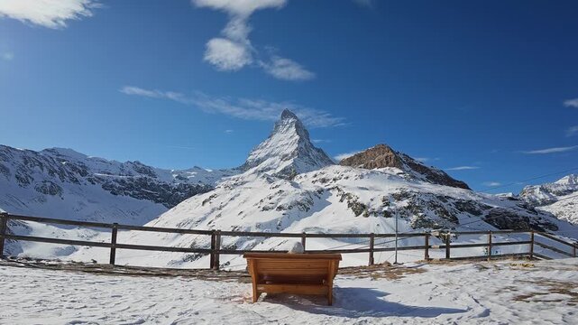 スイス・ツェルマットの展望台から望むマッターホルンと木製ベンチ、雪の絶景（Matterhorn Viewpoint with Bench, Zermatt Switzerland）