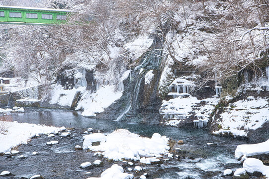 栃木県那須塩原市　冬の雪が降る塩原温泉に流れる箒川と七絃の滝