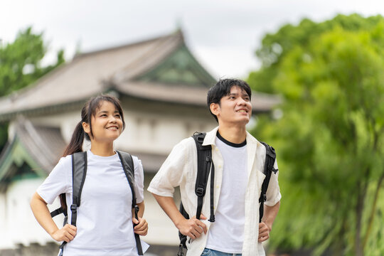 日本の観光地を旅行するアジア人観光客のカップル。インバウンド、史跡、観光、名所、笑顔、史跡、お城