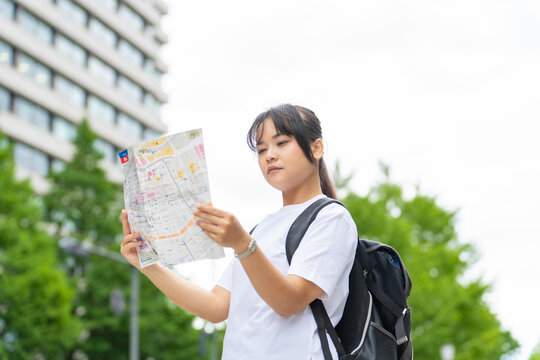地図を見て旅行するアジア人観光客。インバウンド、迷う、ガイドマップ、日本、東京、ツアー、外国人、案内