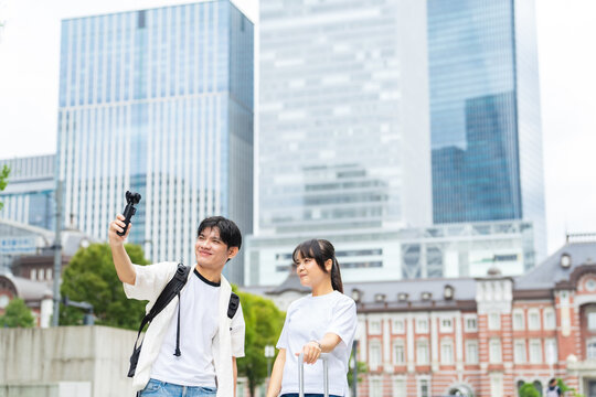 アクションカメラで自撮りするアジア人観光客。動画、ビデオ、配信、インバウンド、外国人、SNS、人気