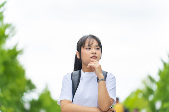 考えるアジア人女性。観光客、インバウンド、旅行、東南アジア、観光、日本、ツアー、留学生、外国人、学生