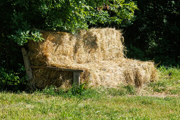 Obraz premium Hay bales form a rustic outdoor bench