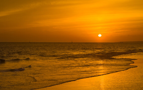 Big sun and sea sunset backgraund