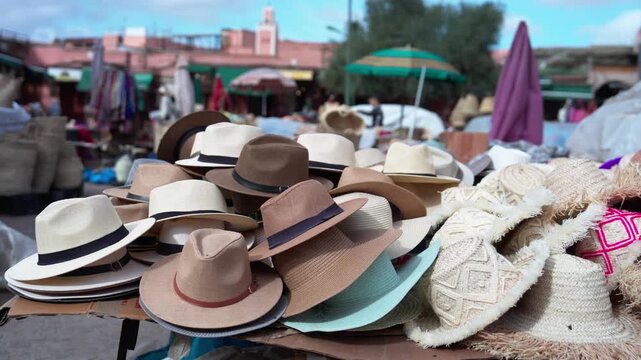 モロッコの野外市場に並ぶ麦わら帽子とかご、旧市街の露店（Straw Hats and Woven Baskets at a Moroccan Outdoor Market）