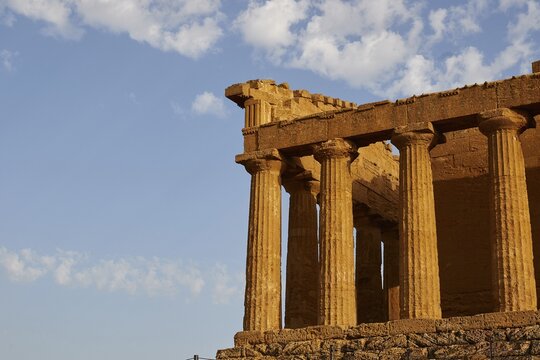 Evening light, detail, four columns, chapter, Concordia temple, valley of the temples, valle dei templi, Agrigento, Sicily, Italy