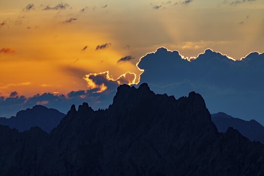 Sunrise over jagged mountain peaks, Elmen, Lechtal Alps, Au&szlig;erfern, Tyrol, Austria