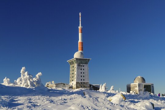 Transmitter mast and Brocken hostel on the winter snow-covered Brocken, Winter, snow, Harz, Berg, Schierke, Saxony-Anhalt, Germany