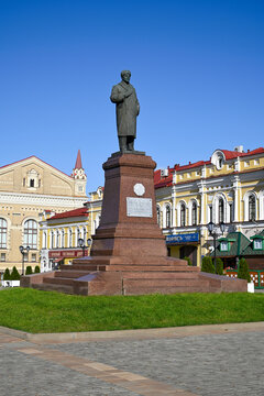 RYBINSK, RUSSIA - SEPTEMBER 15, 2026: Monument to V.I. Lenin on Red Square. The historical center of Rybinsk, Yaroslavl region (vertical)
