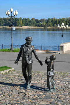 RYBINSK, RUSSIA - SEPTEMBER 16, 2026: Bronze monument to Ostap Bender and a street boy (still from the movie "12 Chairs"). Rybinsk, Yaroslavl region (vertical)