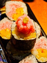 Tuna and mango sushi rolls crowned with fresh chopped tuna © Tianheng